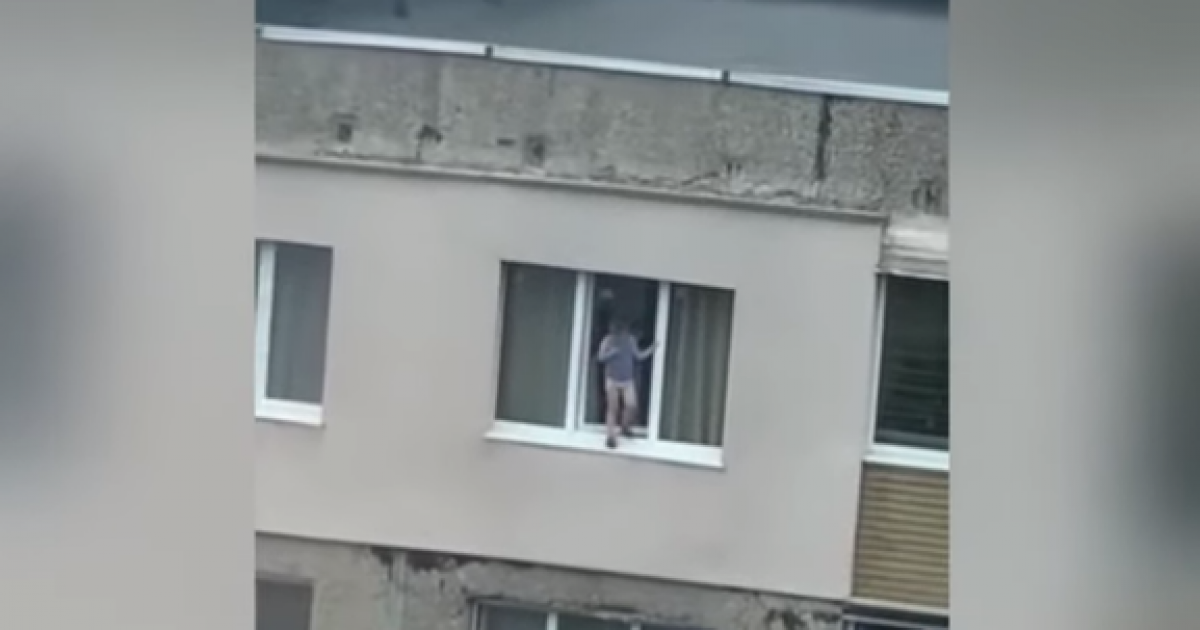 Ребенок на подоконнике