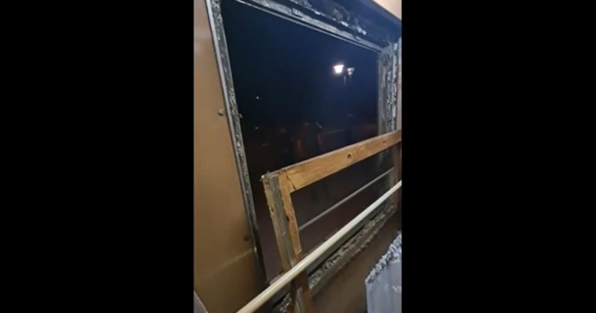 Выпавшее окно в поезде УЗ