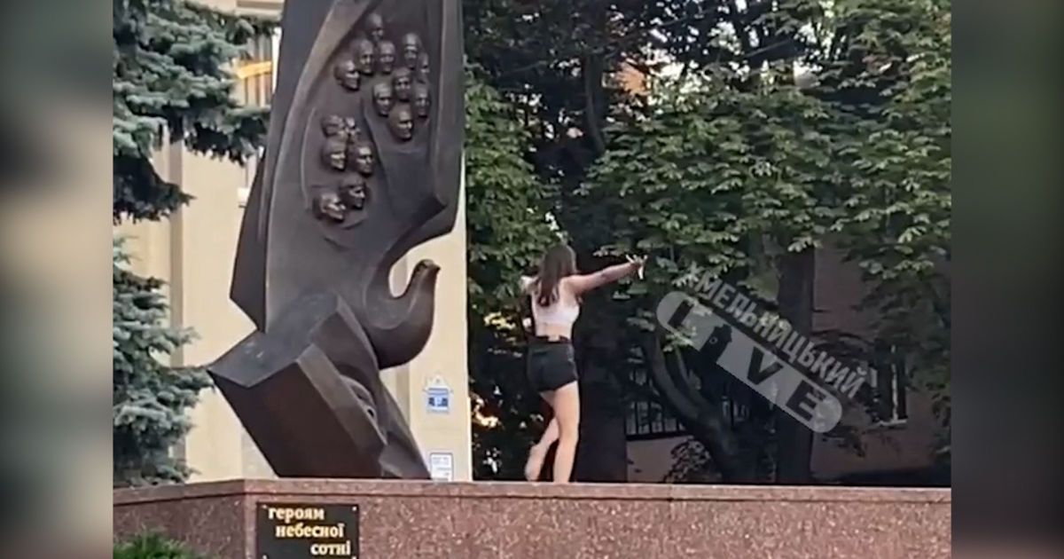 Девушка на Мемориале Героев Небесной сотни в Хмельницком