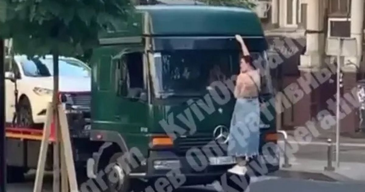 Женщина на эвакуаторе