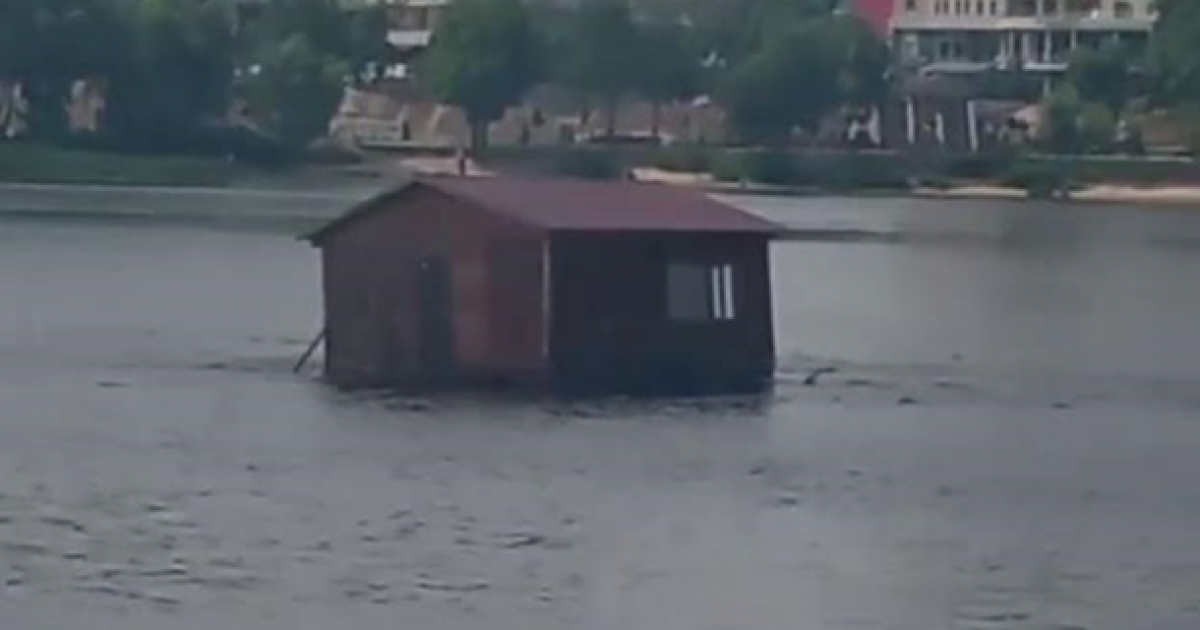 Плывущий по реке дом