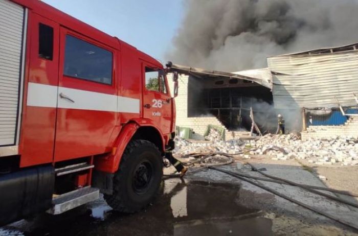 Пожар в Киеве на складах