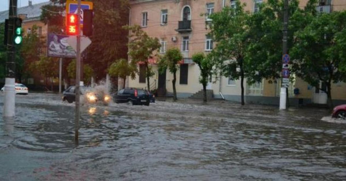 машина в луже