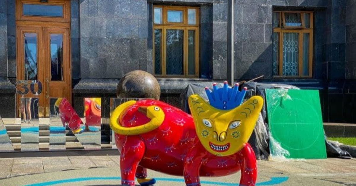 инсталляция под стенами Офиса президента