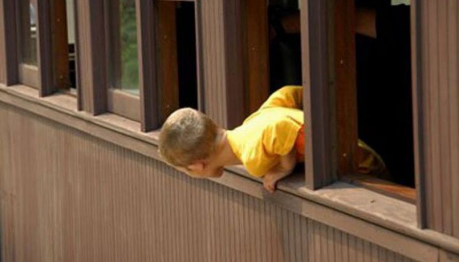 ребенок на балконе