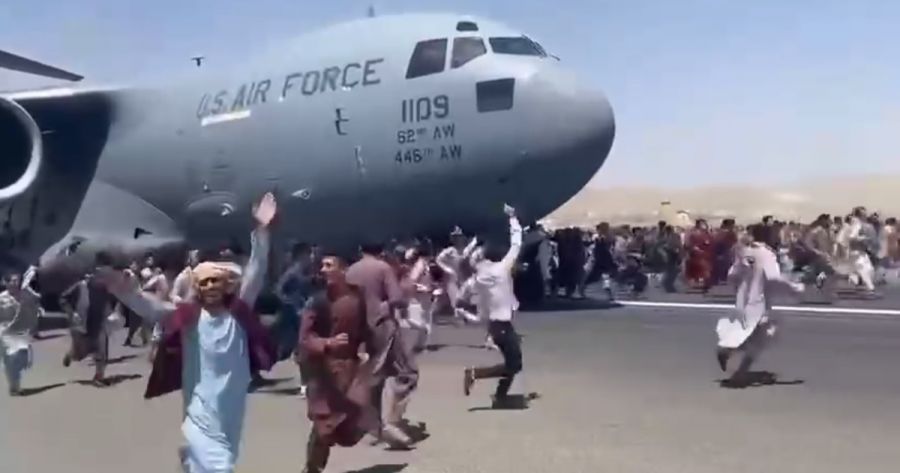 афганцы привязывают себя к самолетам