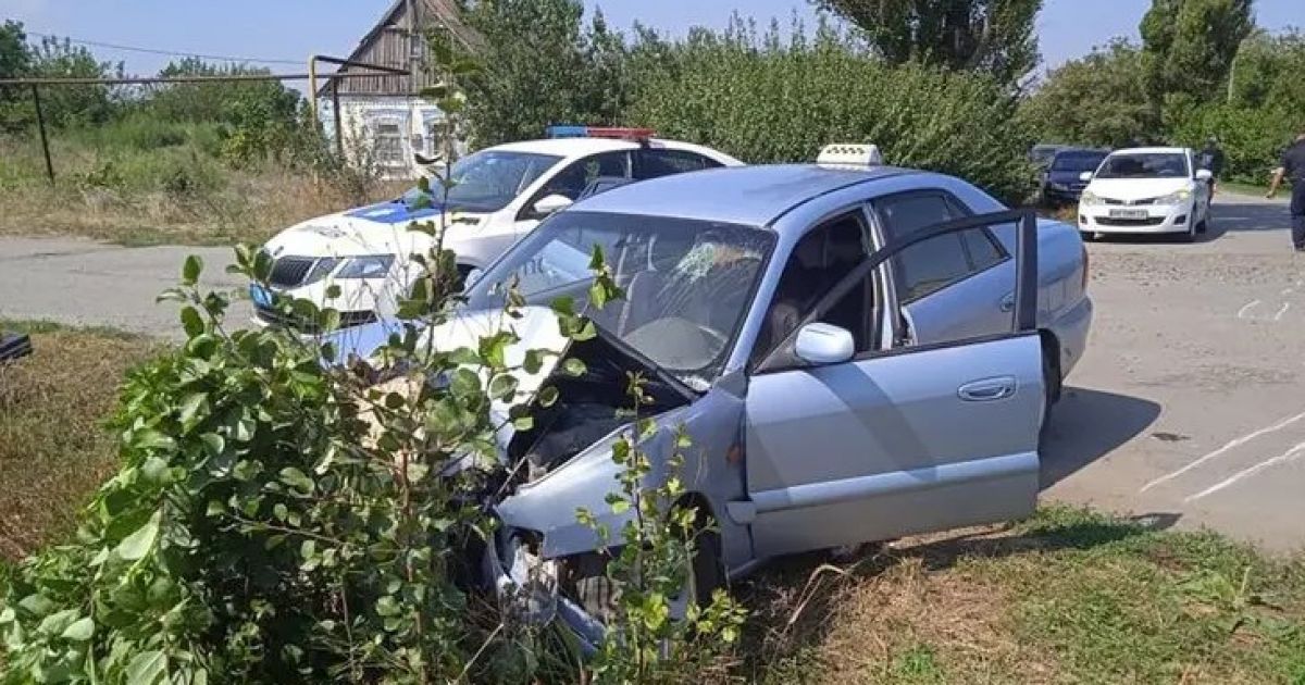 врезался в дерево