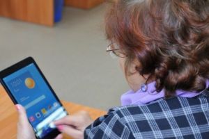 пенсионер и смартфон