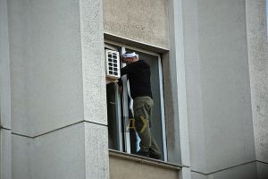 Мужчина в окне