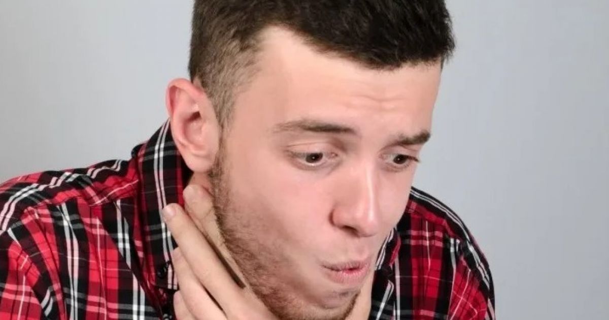 подавился