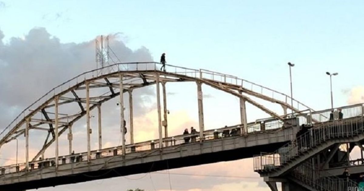 Девушка на мосту