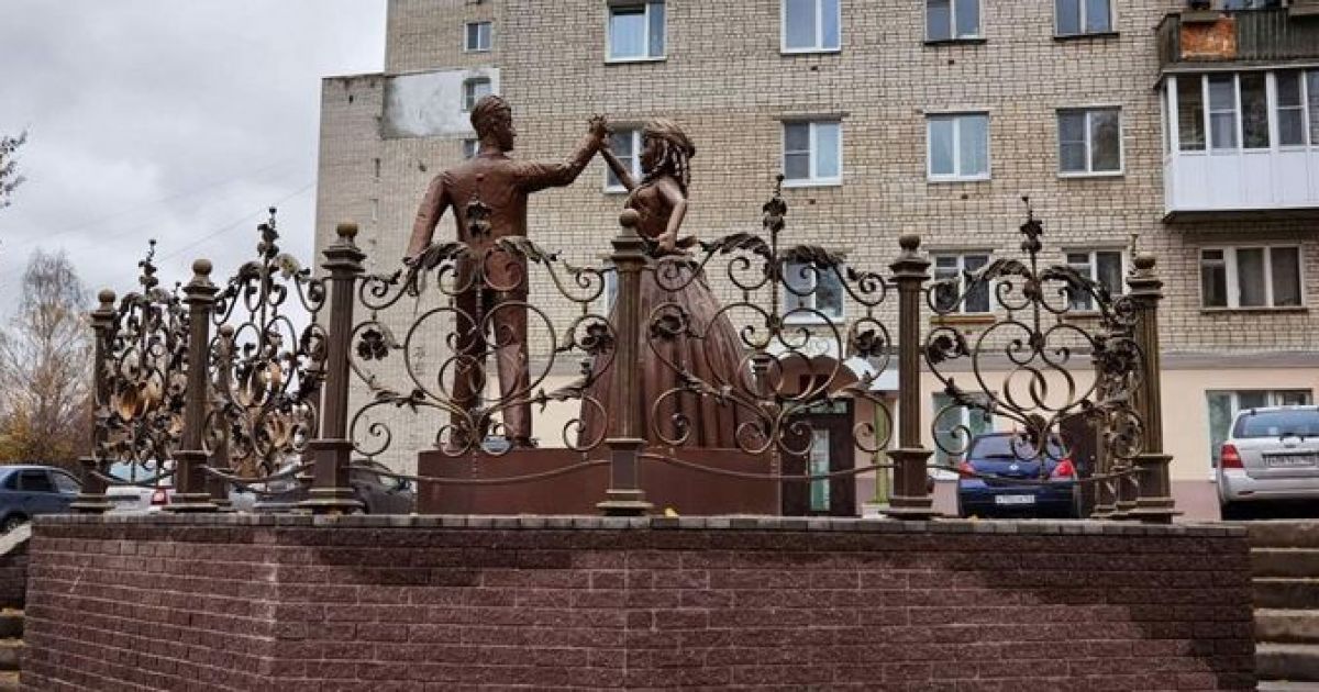памятник молодоженам в РФ