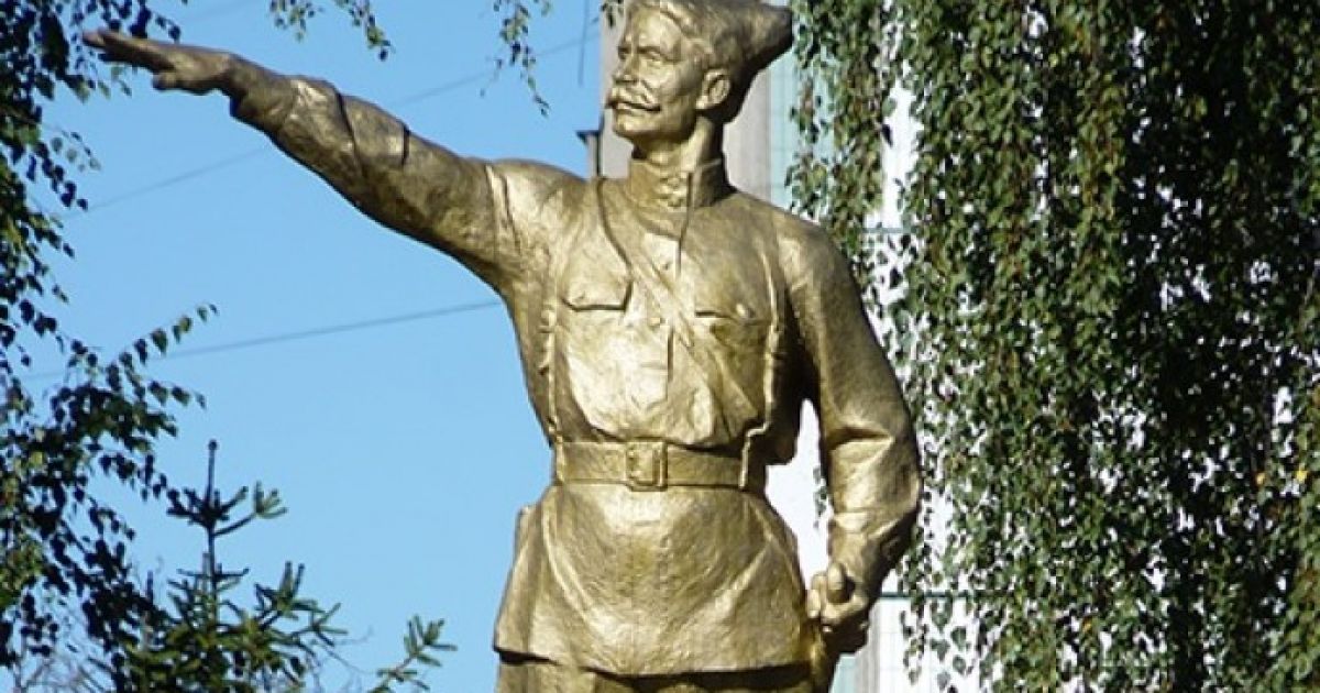 Памятник Чапаеву