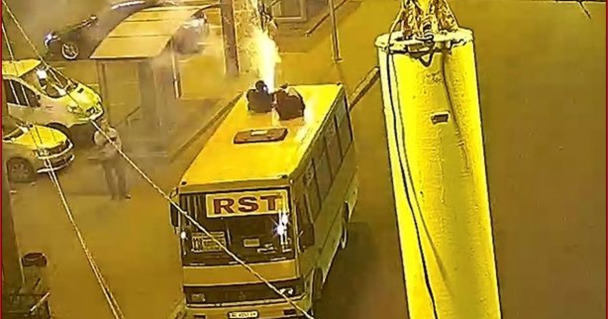 подростки запустили салют с крыши маршрутки