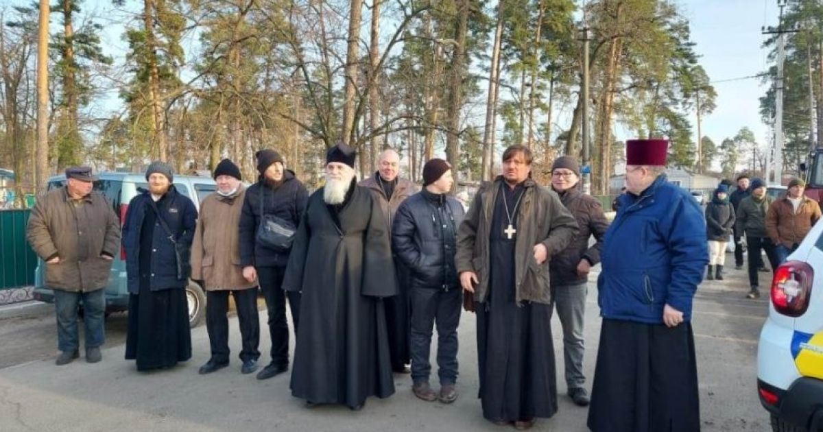 священники киев драка