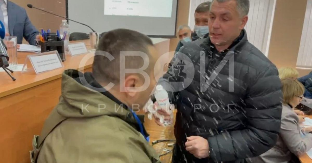Потасовка в зале заседаний