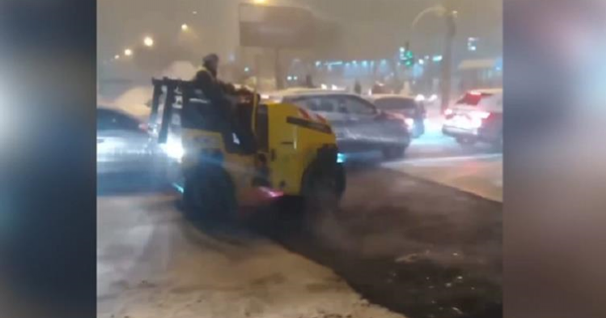 Работа коммунальщиков в снегопад