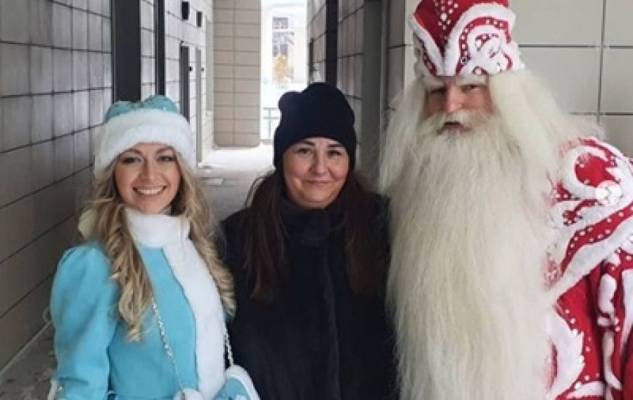 Дед Мороз, Снегурочка и волонтёр