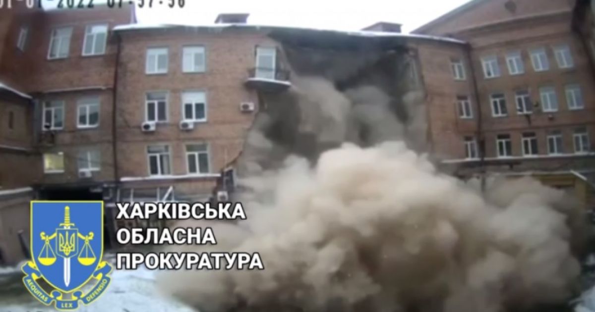 Момент обрушения здания