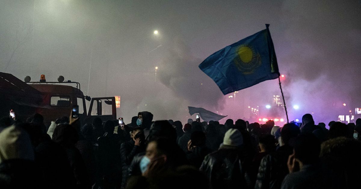 Протестующие в Казахстане