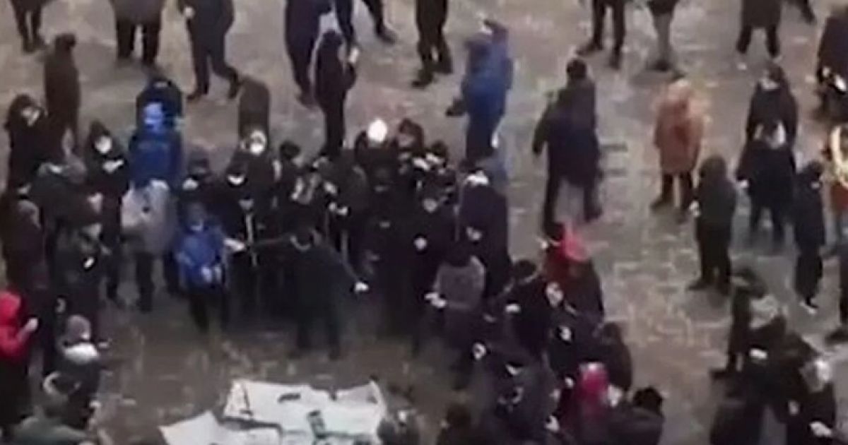 Протестующие окружили больницу в Алматы