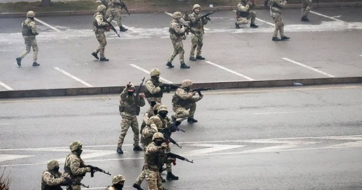 Военные на площади Республики