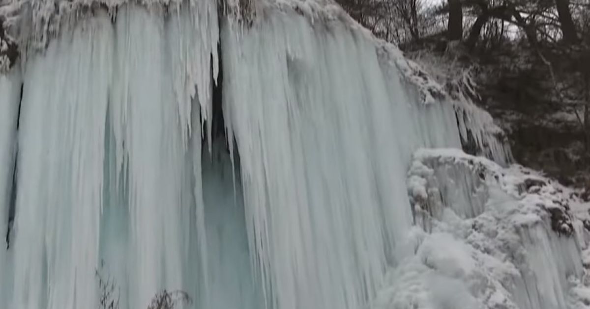 замерзший водопад