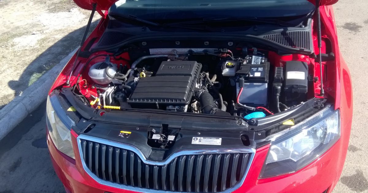 автомобиль Шкода с открытым капотом