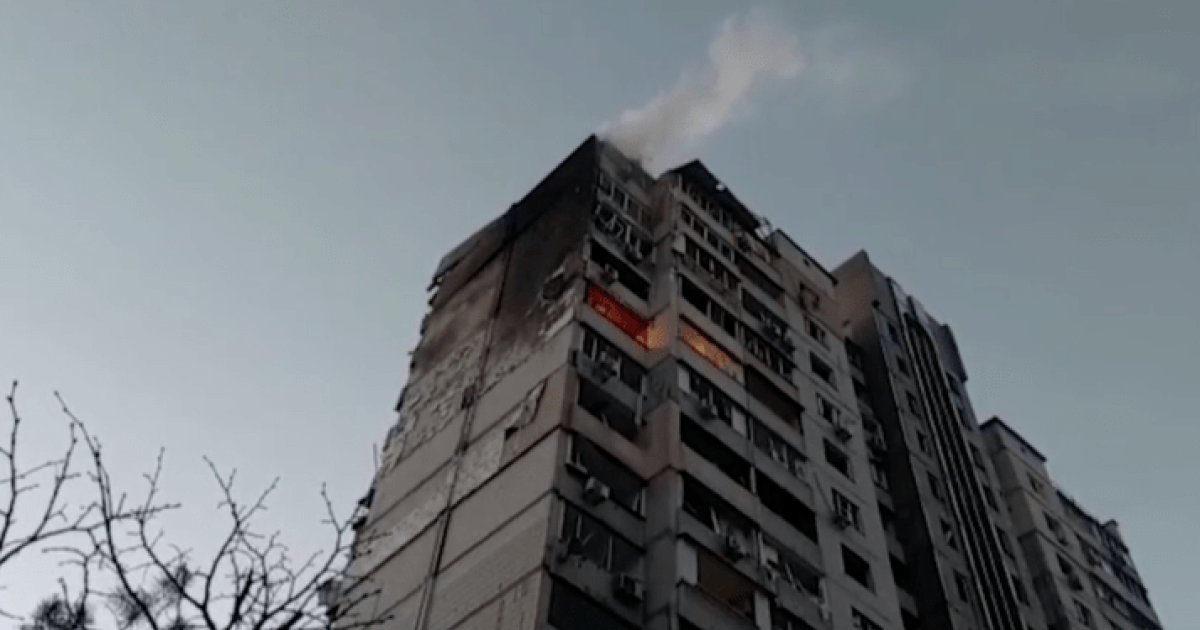 В Киеве загорелась многоэтажка