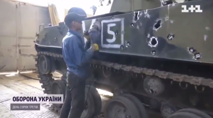 кадр из репортажа 1+1 с киевского бронетанкового завода