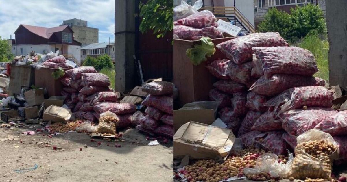 В Бердянске мешками выбрасывают продукты