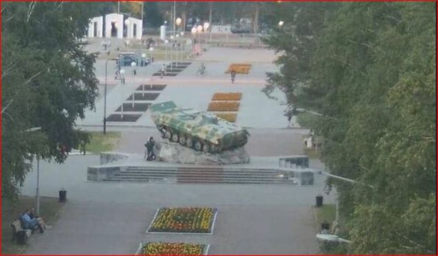танк-памятник в городе Каменск-Уральский