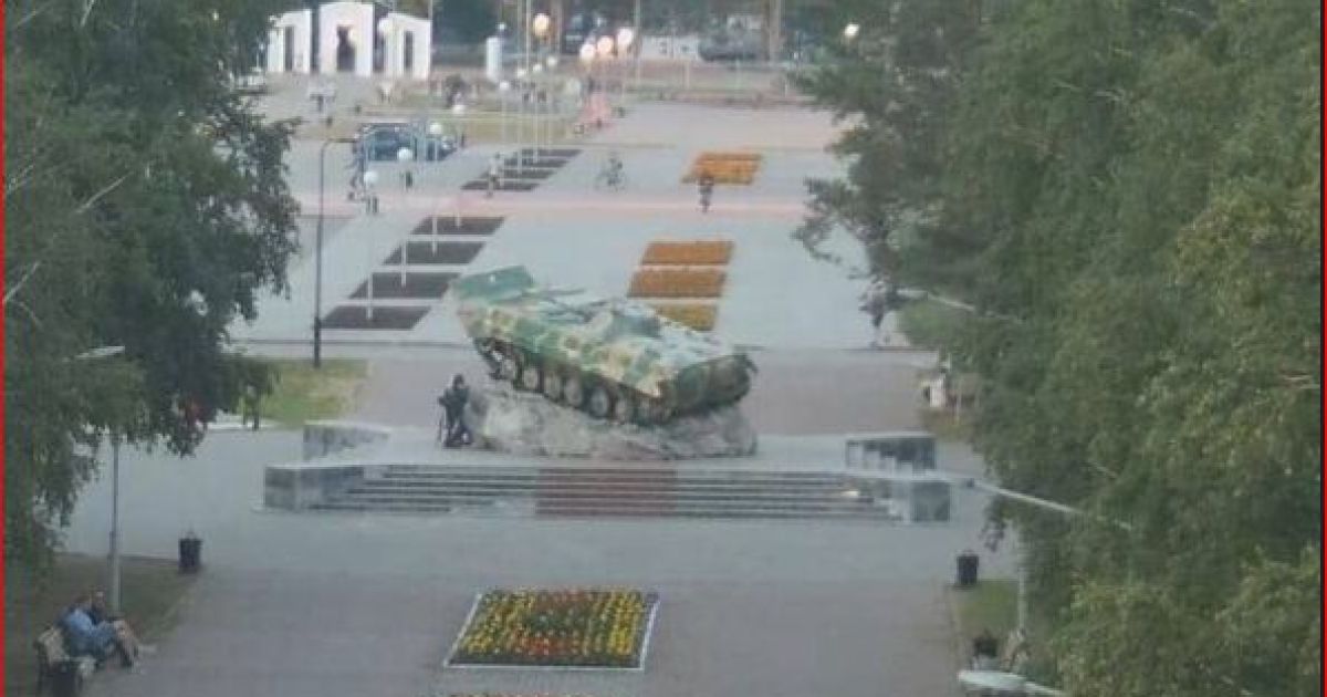 танк-памятник в городе Каменск-Уральский
