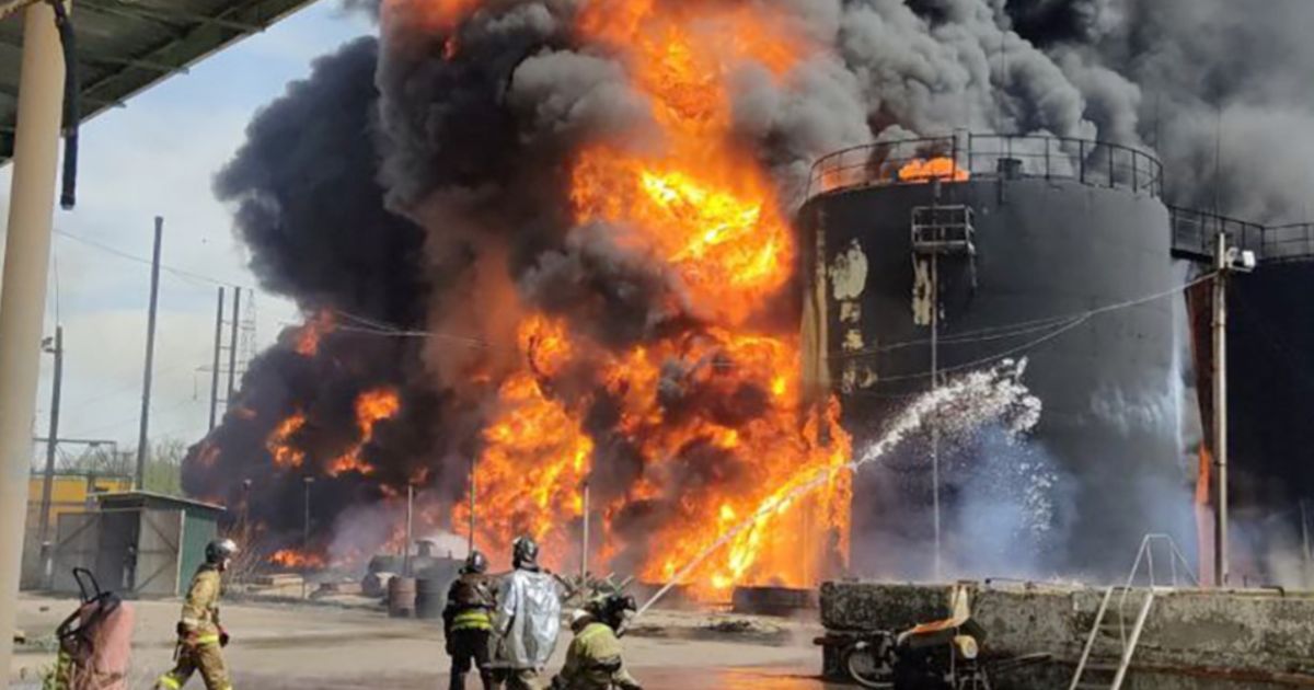 Горит нефтебаза в Макеевке