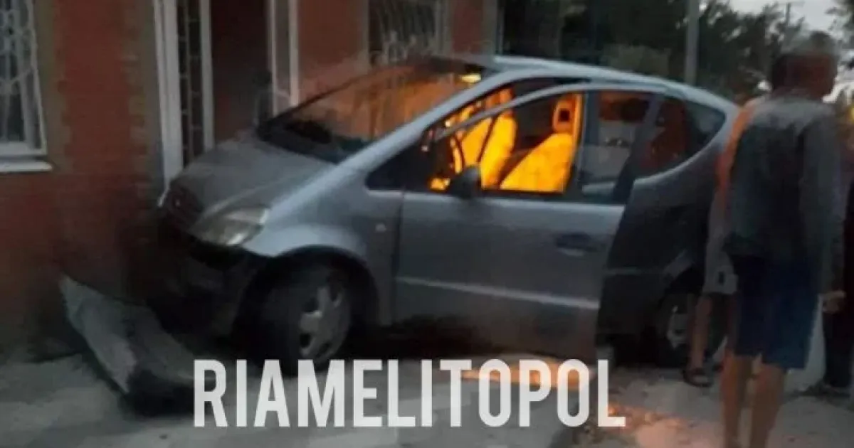 Автомобиль врезался в магазин