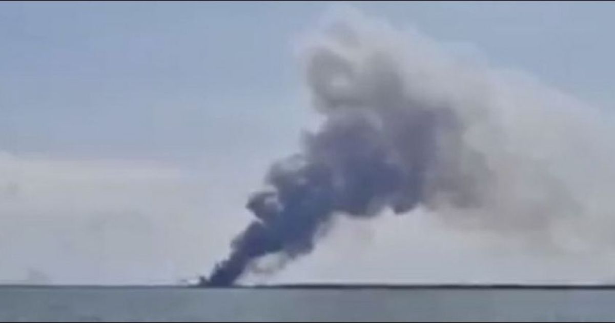 возле Севастополя дымится российский военный корабль