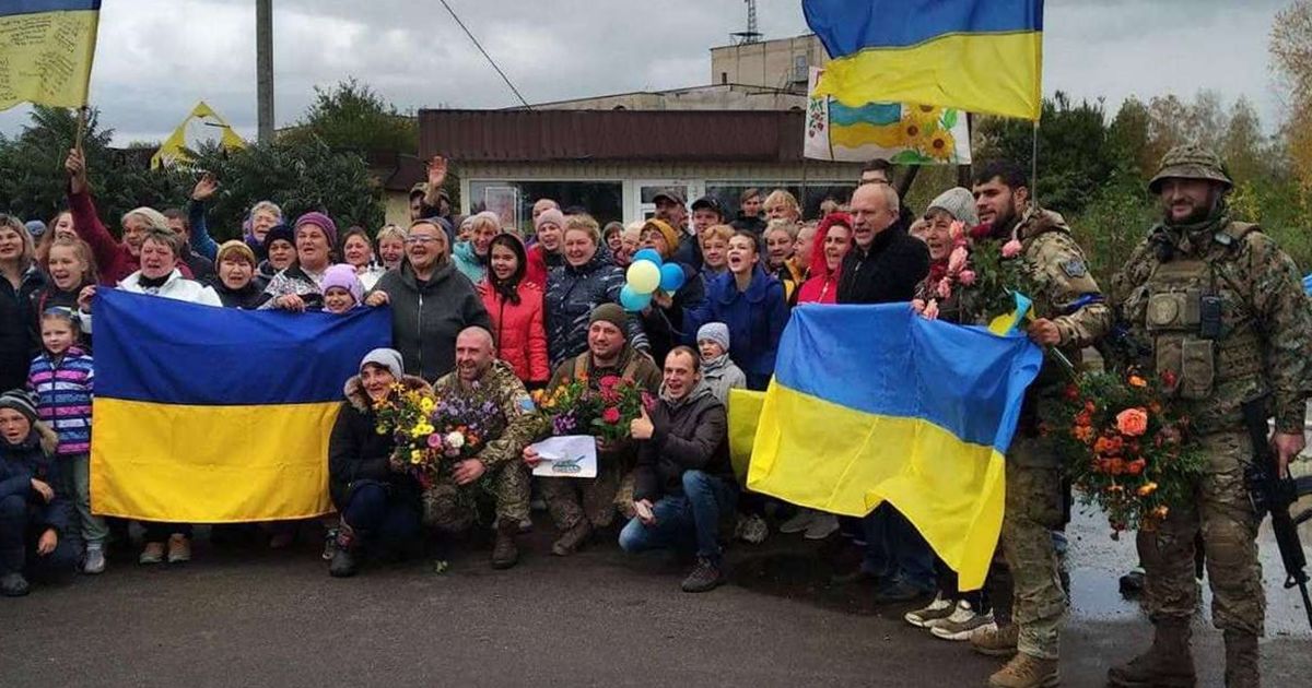 Украинцы встречают ВСУ