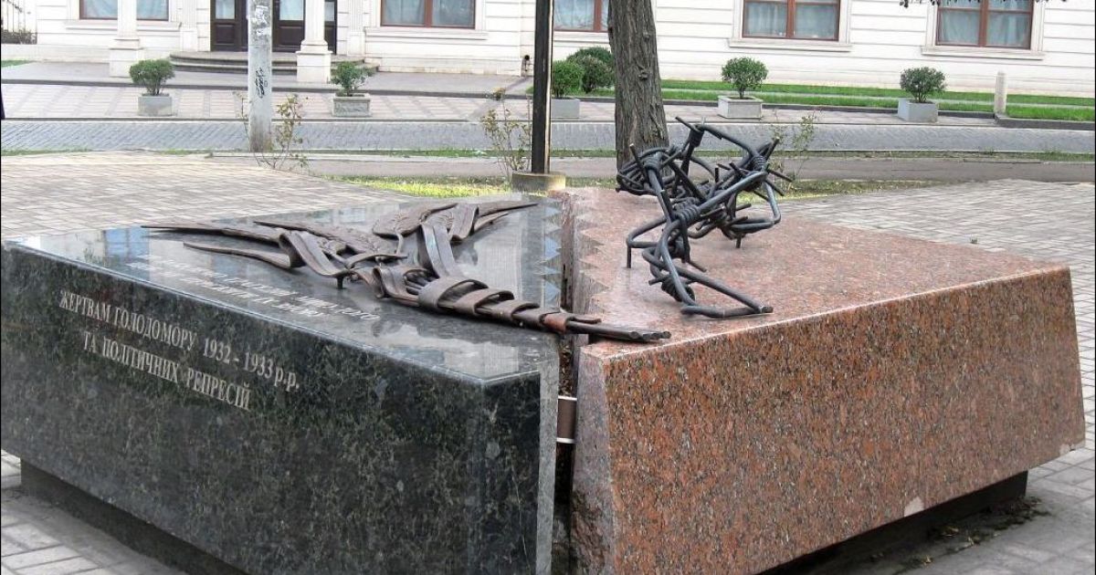 памятник жертвам Голодомора в Мариуполе
