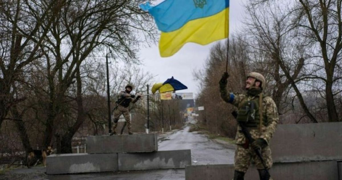 Бойцы подняли флаг Украины