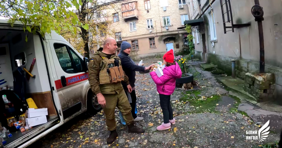 Нацполиция развозит помощь