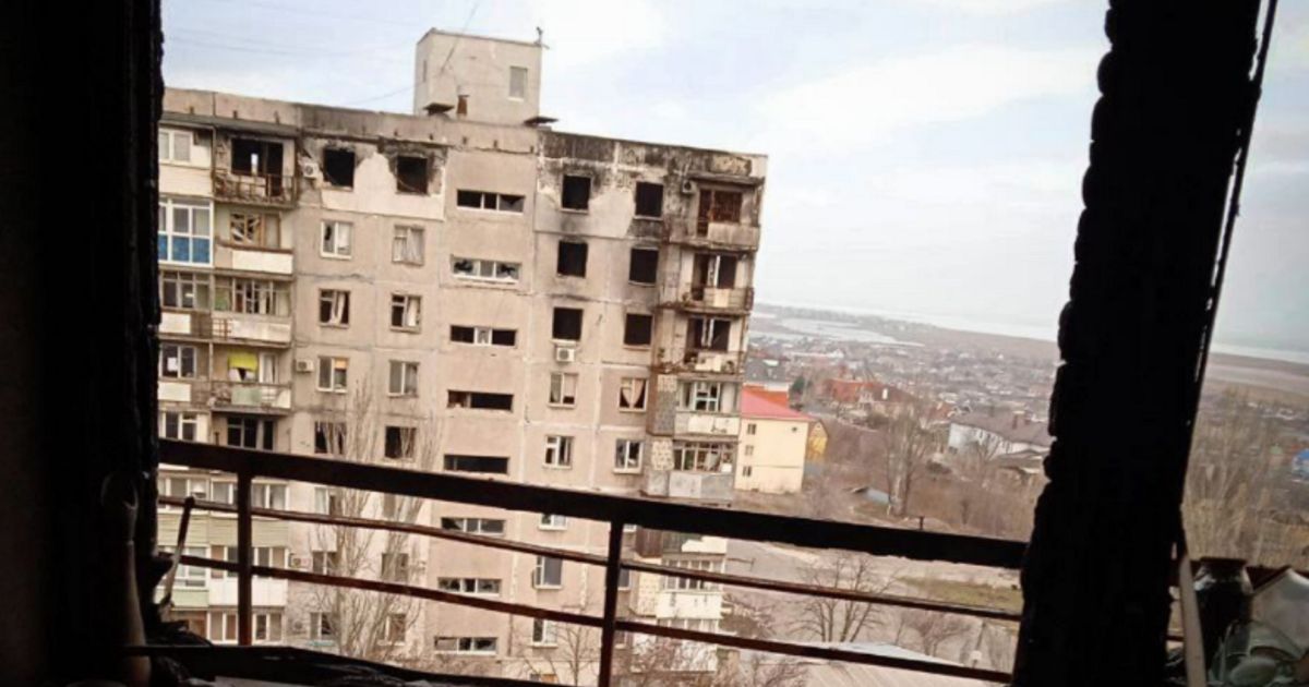 Разбитые дома в Мариуполе