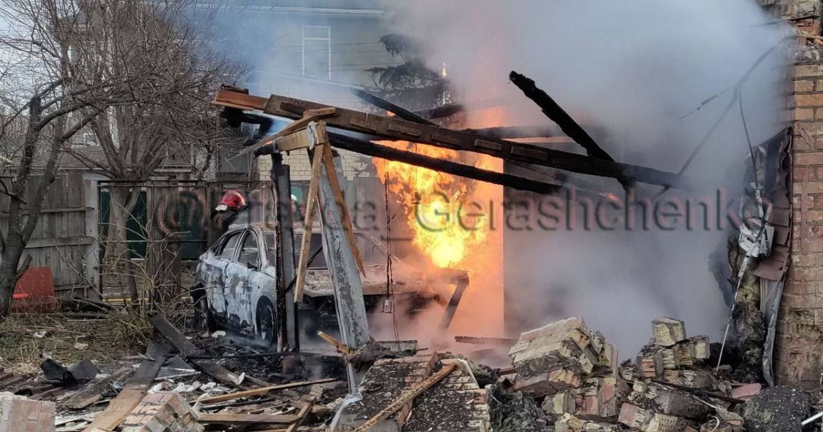 фото падения обломков ракеты в Киеве