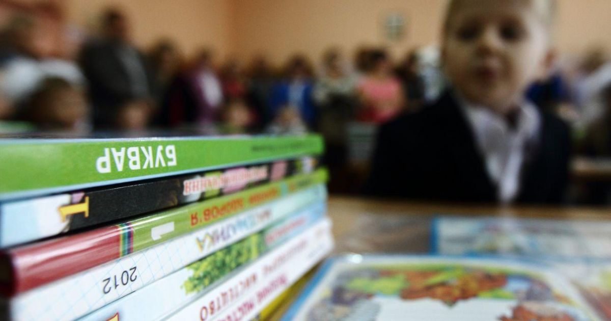 Оккупанты проверяют детей