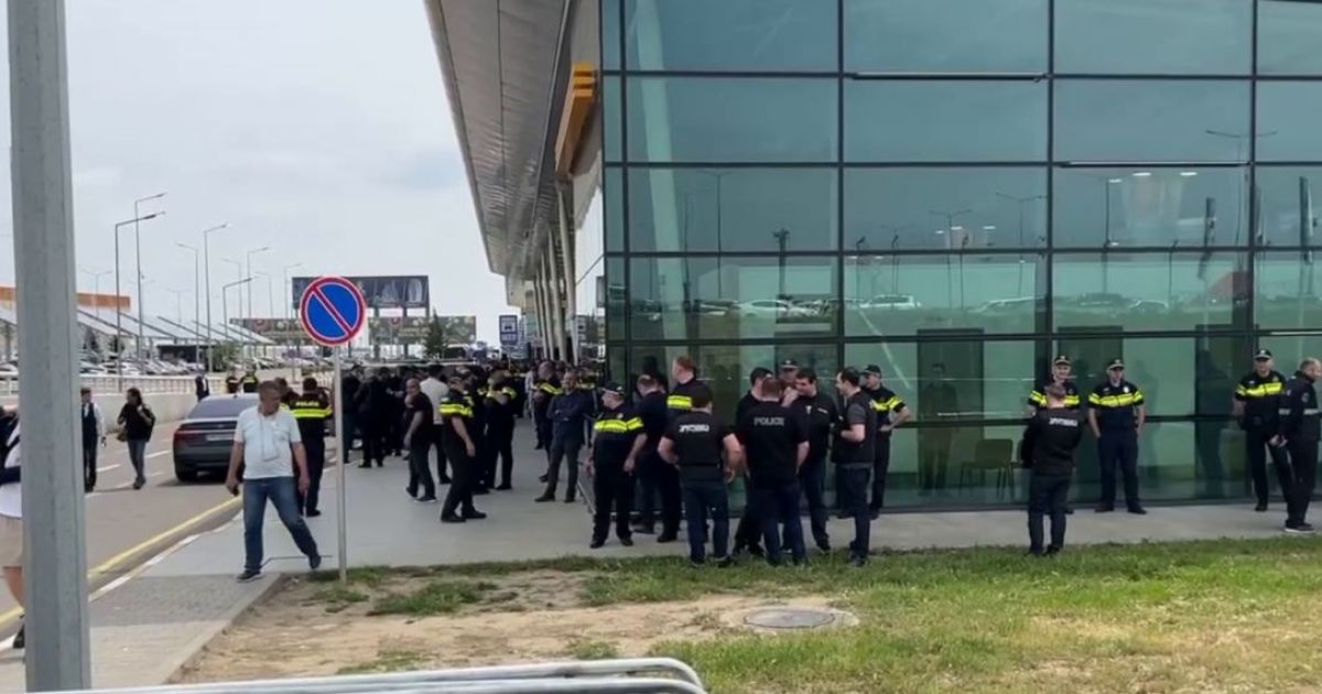 В Тбилиси полиция перекрыла аэропорт