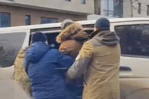 Затягнули чоловіка в мікроавтобус