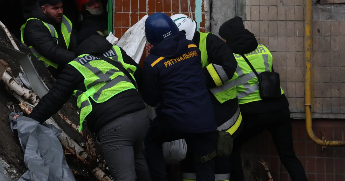 У Києві з будинку евакуюють мешканців
