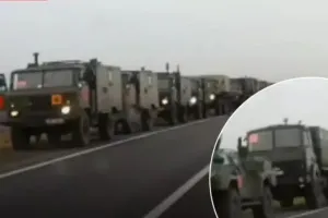 красные квадраты на военной технике