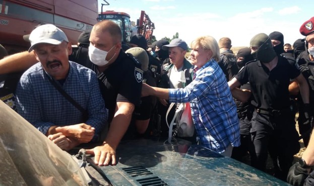 Поліція штурмує селян з Івківців, які блокують теніку, що приїхала красти їх врожай