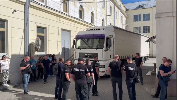 На тютюновій фабриці у Винниках відбувається протистояння правоохоронців, представників підприємства та тітушок