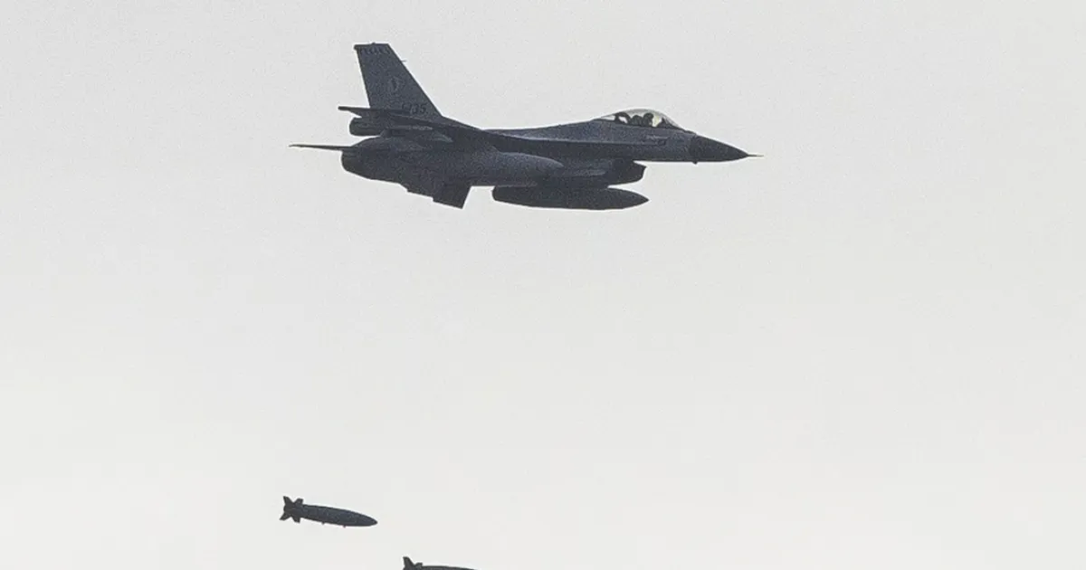F16